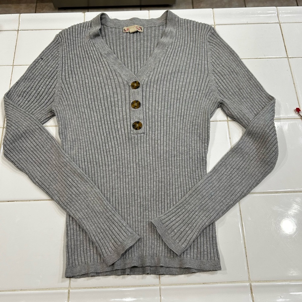 Chic Gray V-Neck Ribbed Sweater with Buttons